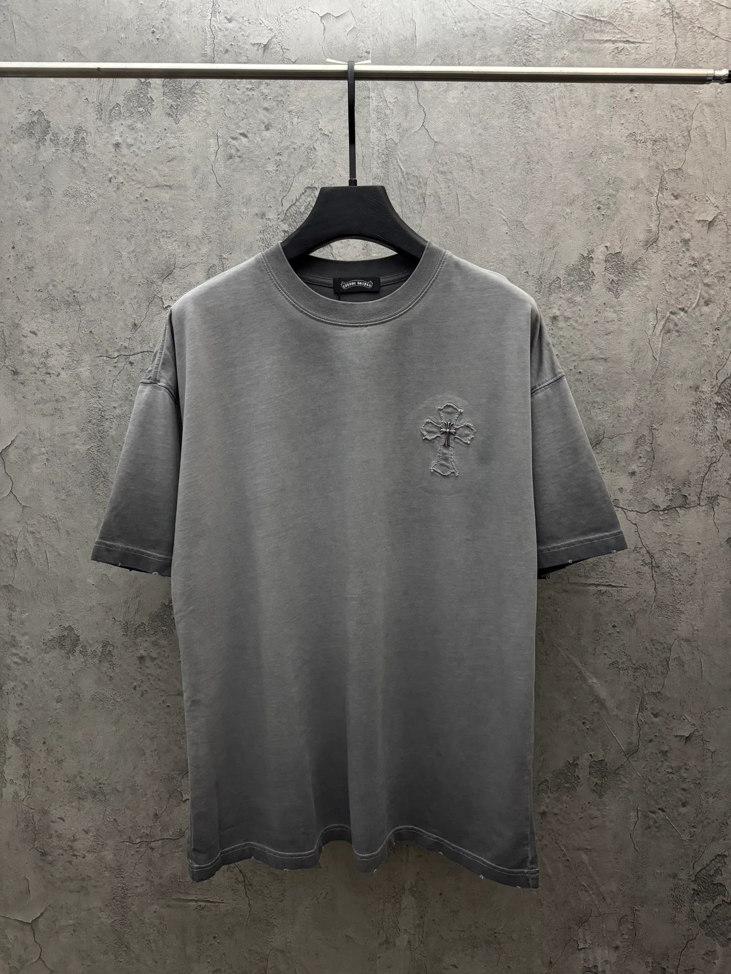 P200 top version, real shot without P, ​​different from market currency) 𝗖𝗵𝗿𝗼𝗺𝗲 𝗛𝗲𝗮𝗿𝘁𝘀/Croxin 2026 spring new original single counter American laser burnt patch embroidered couple short sleeves 👑The highest version! Customized fabric 330g, washed and fried. Best-selling model at the counter. Very comfortable to wear. Accessories: Original molded and authenticated collar label➕100% silk wash label. Genuine purchase-grade original hangtag➕matching hanging rope➕3D hanging beads➕original packaging bag. Craftsmanship: The original version has consistent wiring! The highest version of the armhole matching technique! Color: Khaki Black Rose Red Light Blue Purple Size: S M L XL Style Number: 26-2002